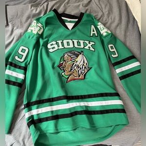 Sioux Jonathan Toews #9 Jersey Large Unisex